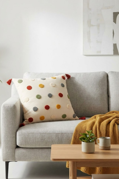 Valmia Home Πολύχρωμη μαξιλαροθήκη με μοτίβο πουά και κεντημένες φούντες 42x4...