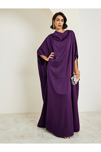 Amirah By Styli قفطان نسائي بنفسجي اللون من الساتان بياقة عالية