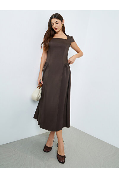 Styli فستان ميدي بني اللون بياقة مربعة وقصة واسعة من الأسفل للنساء