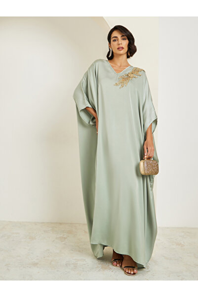 Amirah By Styli قفطان نسائي أخضر مزين من الساتان