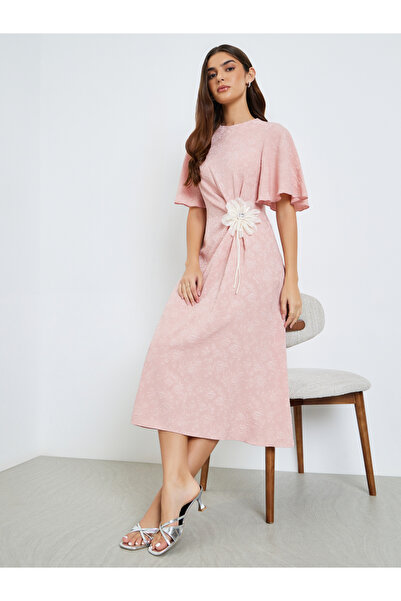 Styli فستان ميدي وردي اللون مزين بأكمام واسعة وقصة واسعة من الأسفل للنساء