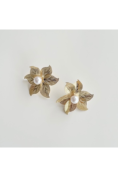 Vesce Atelier أقراط زهرة ذهبية مع تفاصيل اللؤلؤ