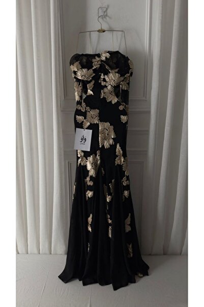 WOW A luxurious evening dress that combines classic elegance with modern touc...