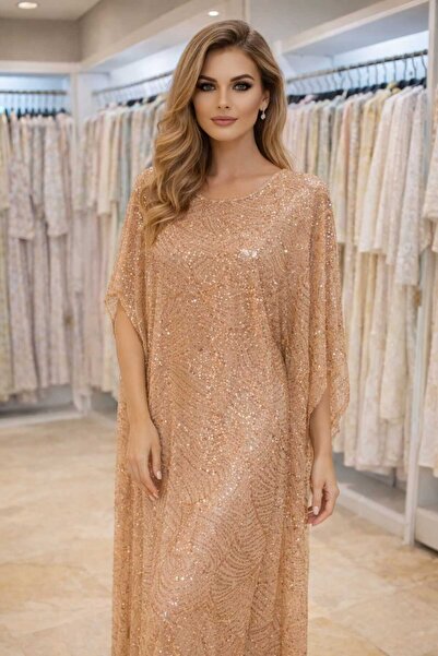 COUNTRY FASHION Elegant women's jalabiya, available for a limited time.