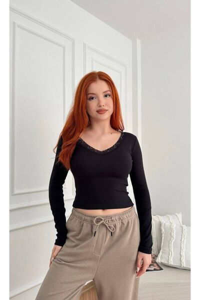 MAESTRO WOMAN Γυναικεία μαύρη μπλούζα με δαντέλα στο λαιμό και ελαστικά μακρι...