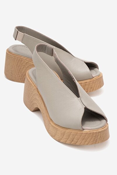 Zeynep Sıradağlı صندل نسائي من الجلد الطبيعي من كورتيز باللون الرمادي