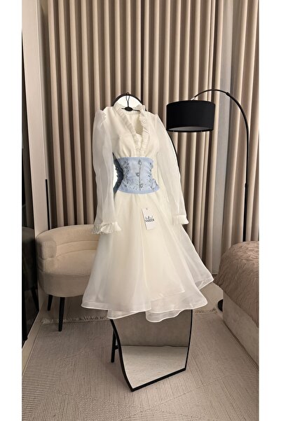 Nareen Fashion Elegant white with a soft, romantic design; lightweight, flowi...