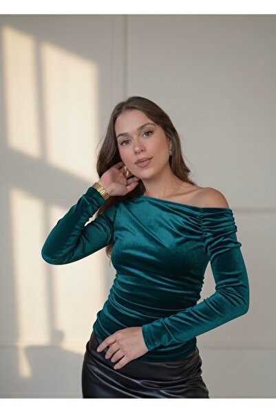 Butik Beyza بلوزة مخملية برقبة قارب