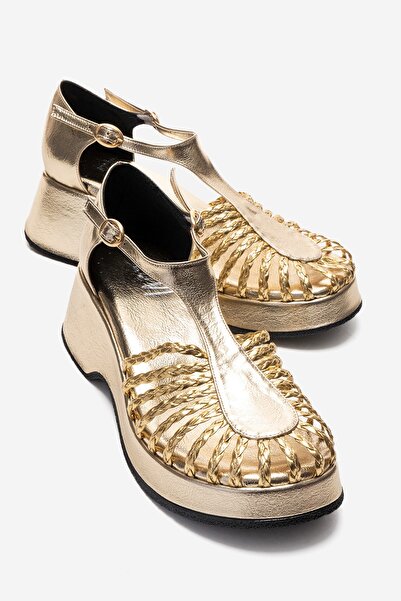 LuviShoes BARRY Altın Örgü Detaylı Kadın Dolgu Topuklu Sandalet