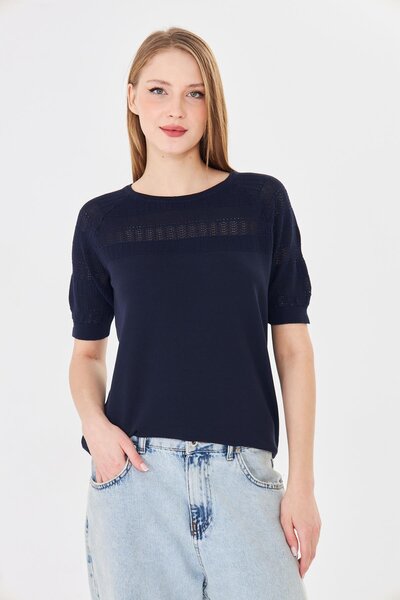 Irmak Kerekli بلوزة نسائية برقبة دائرية وأكمام قصيرة مخرمة للربيع 1701 باللون...