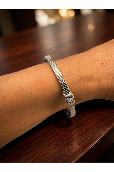 ZEY 925 Ayar Gümüş Takı- Kelepçe Klipsli Enine Çizgili Kadın Hediyelik Bileklik