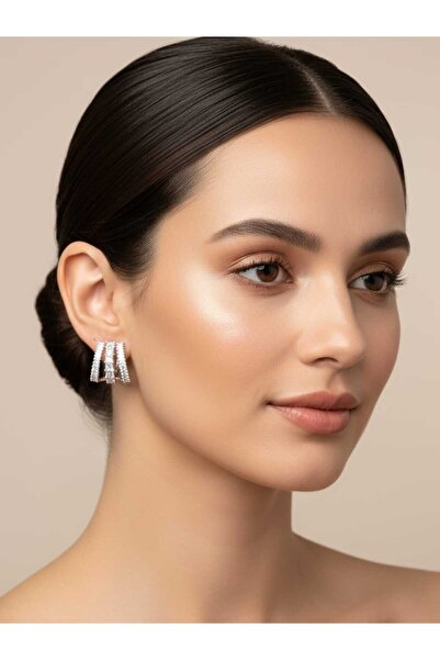 Çelik Üç Sıralı Işıltı: Baget ve Kare Kesim Zirkon Taşlı Küpe