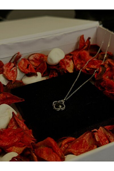 AUVORIA ACCESSORIES SİYAH TAŞLI YONCA MODEL KOLYE