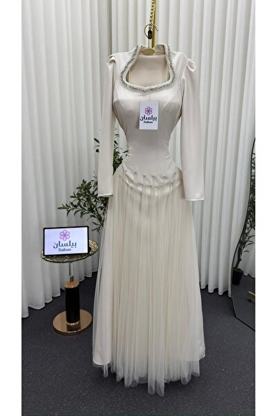 Bailsan long beige dress with long sleeves