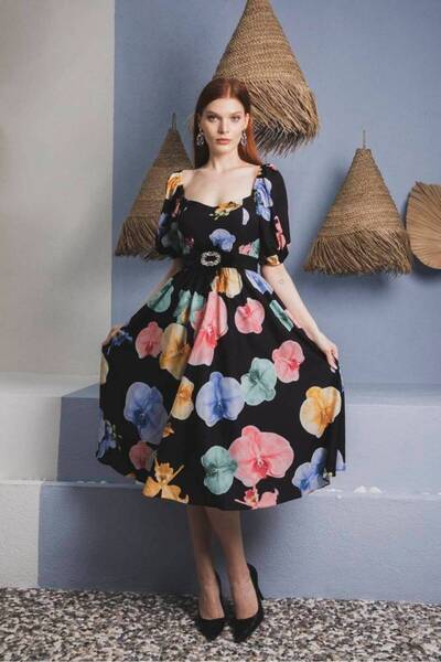 Stylish Stylish floral midi dress with a wide cut and elegant belt