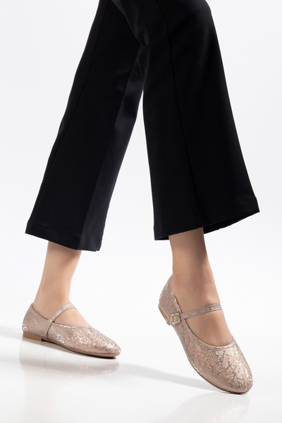 tayyarshoes Hira babet привлича с красотата си и лъскавия си материал