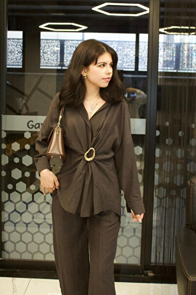 sunfyre طقم قميص وبنطلون نسائي بتفاصيل بروش ذهبي SUN260