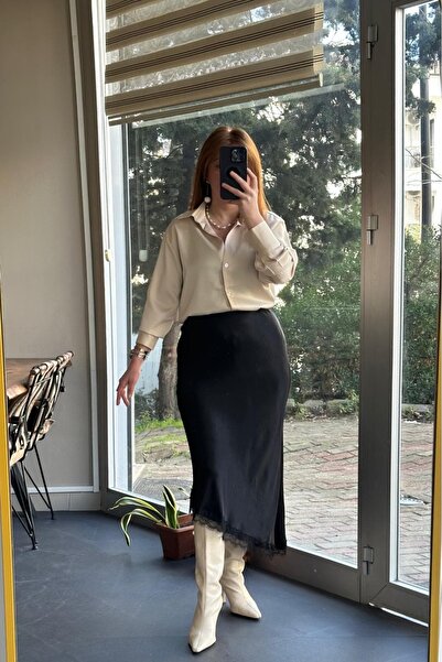 Pulli Collection Асиметрична спідниця з чорного сатину з мереживними деталями