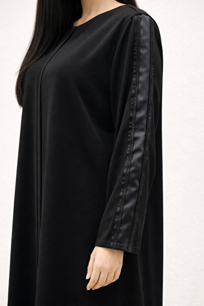 Elegant An elegant abaya in crepe fabric, adorned with sparkling crystal line...