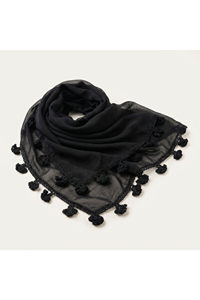 FunoonAlhiyakah A veil made of voile fabric with hand-crocheted edges.