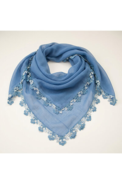 FunoonAlhiyakah A veil made of voile fabric with hand-crocheted edges.