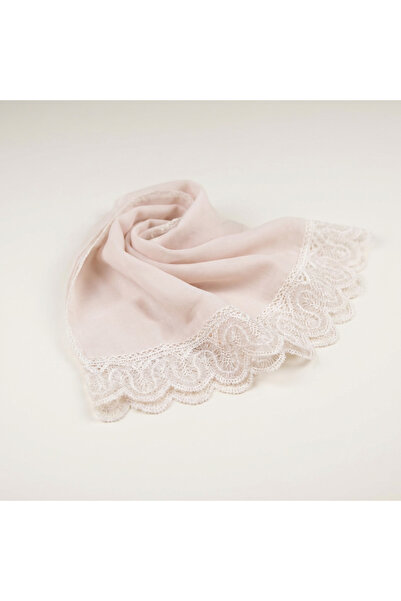 FunoonAlhiyakah A veil made of voile fabric with hand-crocheted edges.