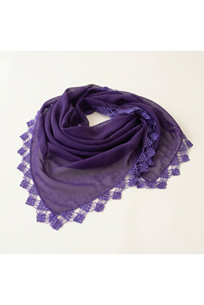 FunoonAlhiyakah A veil made of voile fabric with hand-crocheted edges.