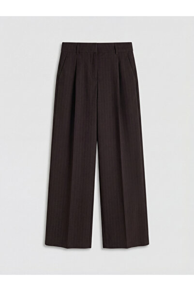 LC Waikiki بنطلون نسائي مطوي من القماش المخطط باللون العنابي فضفاض من GULIS G...