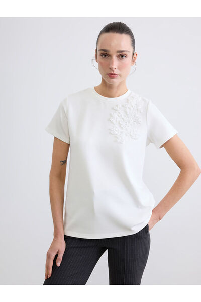 LC Waikiki RMZ GİYİM FARKIYA تي شيرت نسائي مزين بالزهور ذو ياقة روبا