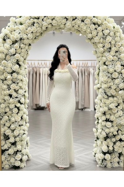 Larn-dress Loya's dress is distinctive