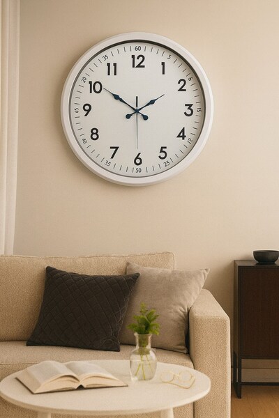 Nemere ساعة حائط معدنية بيضاء بتصميم ديكوري مقاس 52 سم من NemereHome