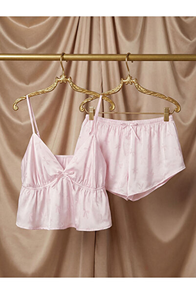 LC Waikiki UZG STORE'dan Stil Sahiplerine V Dikim Saten Kadın Şortlu Pijama T...