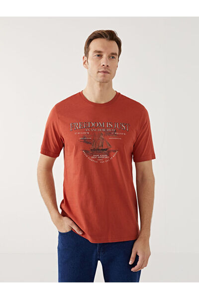 LC Waikiki تي شيرت رجالي من القطن الممشط بأكمام قصيرة وياقة روبا مطبوعة من UZ...