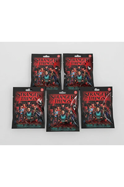 GIA'S WORLD Set 5 plicuri surpriză Stranger Things 3 cartonașe plus o figurin...