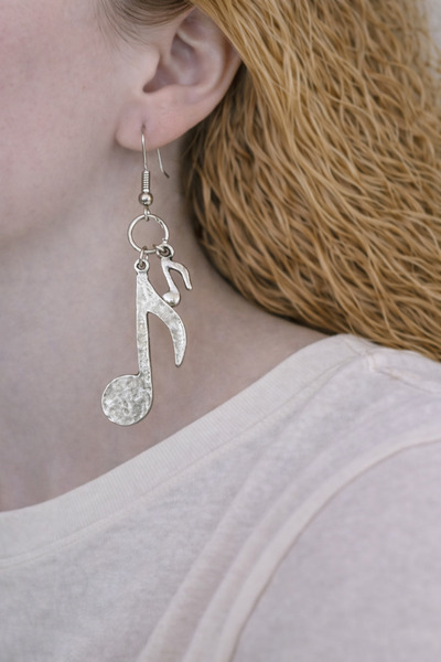 HER ŞEY NOTA www.herseynota.com أقراط معدنية متدلية بتصميم مينيمالي مع أشكال ...