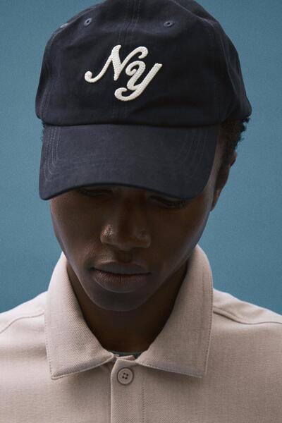 Bershka İŞLEMELİ ŞAPKA