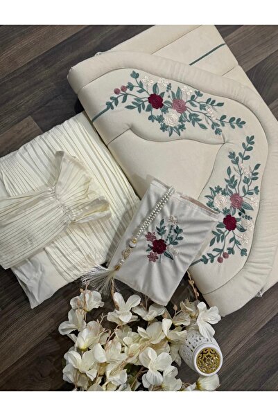 ELEEN EST A royal prayer set consisting of a padded and embroidered prayer ru...