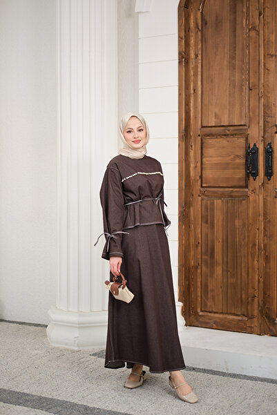 LOCCO Costum de damă cu guler înalt, cu centură și cusături decorative cu per...