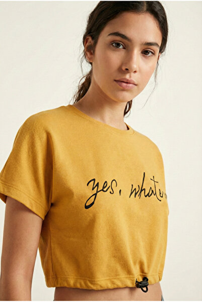 NEW JOURNAL Γυναικείο μπλουζάκι με μουστάρδα στη μέση και ελαστικό με τύπωμα ...