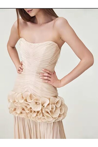 Azyaa Al-Amira Off-white long evening dress with pleats and a waist decorated...