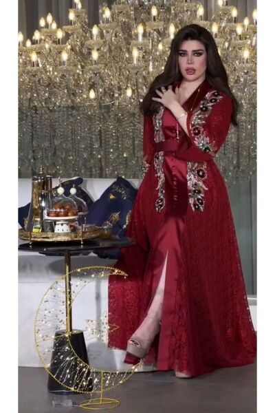 NALA FASHION Luxurious evening dress in a deep burgundy color