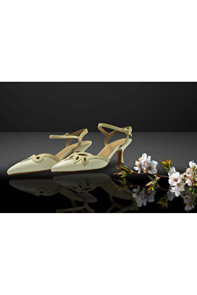 EZRA LUXURY COLLECTION "Petal Grace" Cream Petal Elegance