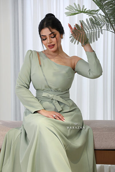 Warazan A soft dress with an off-the-shoulder cut
