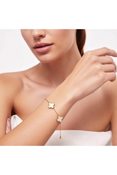 unbranded Elegant Clover Charm Bracelet – Gold-Tone Fashion Accessory for Women