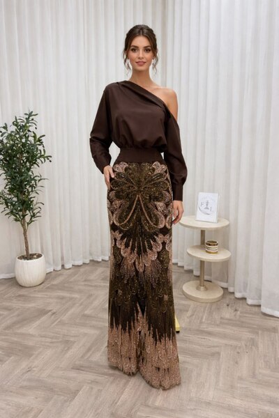 Farah Fashion This dress features a regal design that combines classic luxury...