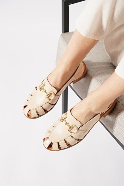 Moda Pie صندل نسائي من الجلد الطبيعي من Gensete مع مشبك نافذة بلون بيج