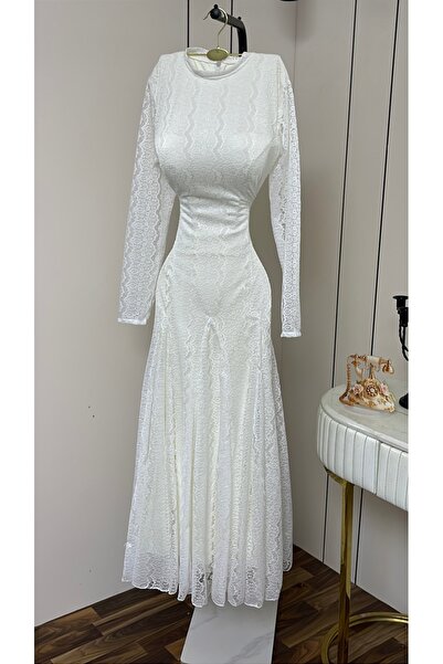 Special-DIARA A long white dress that embodies sophistication and elegance