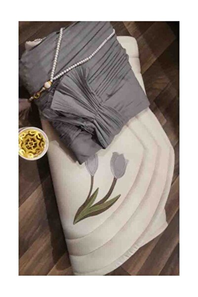 Gerenic A women's prayer set consisting of a padded prayer mat embroidered wi...