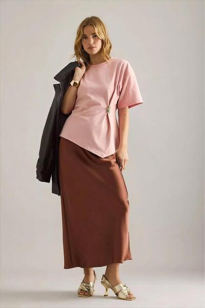 Noi Belis Ασύμμετρο πλεκτό μπλουζάκι με λεπτομέρεια αξεσουάρ στο τελείωμα της...