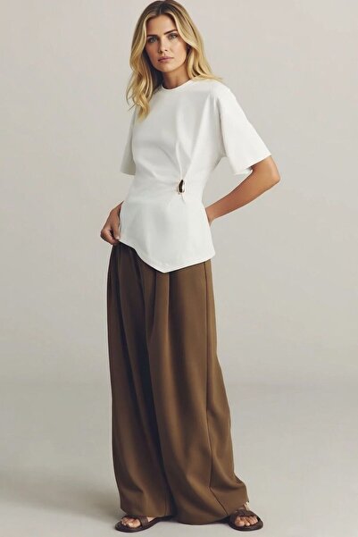 Noi Belis Ασύμμετρο πλεκτό μπλουζάκι με λεπτομέρεια αξεσουάρ στο τελείωμα της...